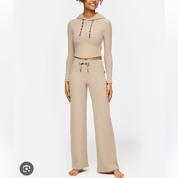 Stronger crop top and straight pants set - Picture 2 of 5